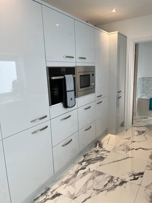 Clare Street - 3 Bedroom House With Private Parking เมอเทอร์ทิดฟิล ภายนอก รูปภาพ