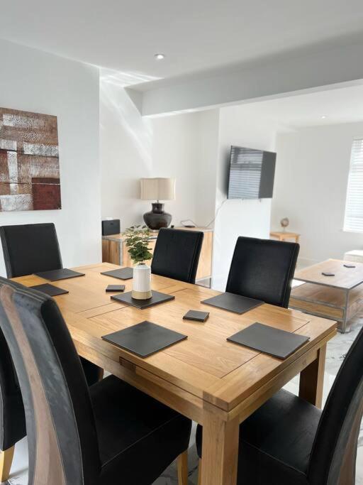 Clare Street - 3 Bedroom House With Private Parking เมอเทอร์ทิดฟิล ภายนอก รูปภาพ