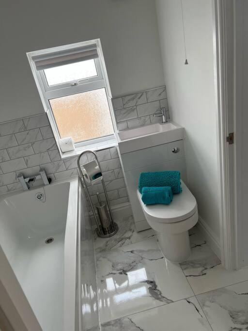Clare Street - 3 Bedroom House With Private Parking เมอเทอร์ทิดฟิล ภายนอก รูปภาพ